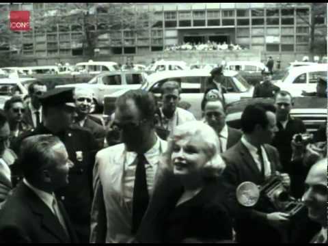 Marilyn Monroe given an Italian award for Best Foreign