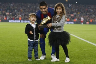 Luis Suárez shows off the Golden Shoe before the game against Granada