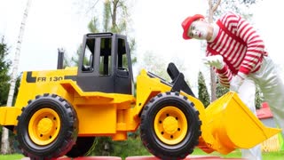 Большие машинки, клоун Мим и песочница для малышей