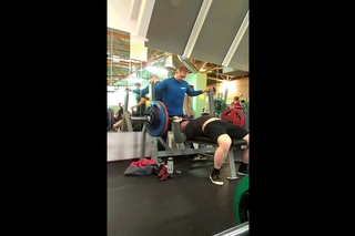 benchpress 122,5kg x2 pause