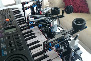 Lego Mindstorms EV3 играет на синтезаторе