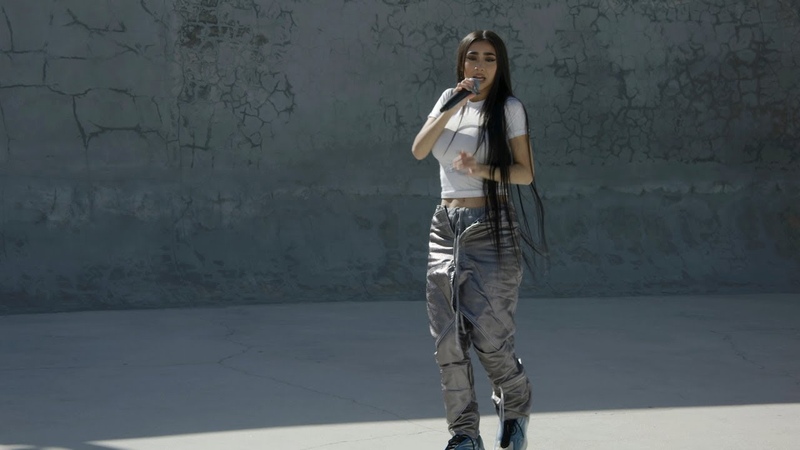 Paloma Mami Performs