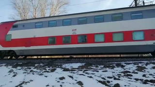 ЭП1-185. Ещё в родном окрасе. Прибывает в Петрозаводск с двухэтажником.  Перегон Голиковка--Вокзал.