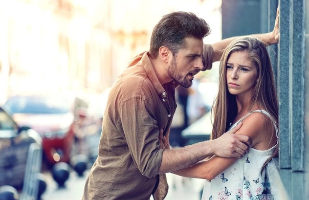 Почему девушка отталкивает. Оттолкнуть человека картинки. Девушка влюбилась. Чувства женщины в кредит. Влюбленная девушка.