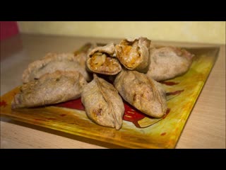 СЪЕДАЮТСЯ ЗА РАЗ!  Пирожки из ржаной муки с капустой и колбасой  ЧУДЕСНАЯ ВЫПЕЧКА!