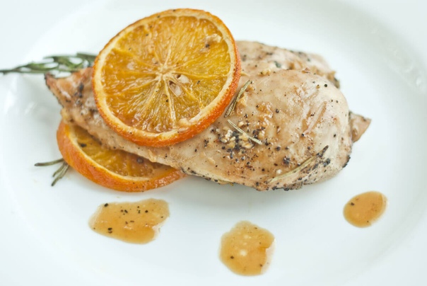 Куриное филе в апельсиновом маринаде. Куриное филе с апельсинами. Жареное филе курицы. Апельсины куриные грудки. Куриная грудка с апельсинами в духовке.