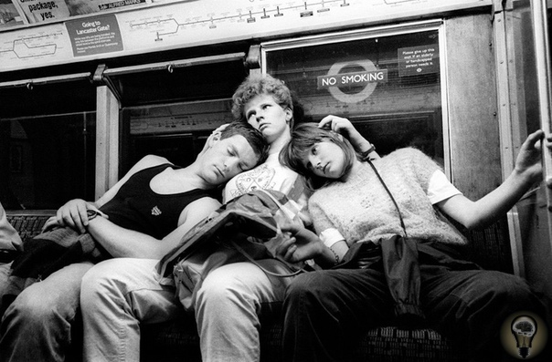 ПАССАЖИРЫ ЛОНДОНСКОГО МЕТРО 19801990-Х ГОДОВ. Ч.-1 Притягивающие своей естественностью фотографии сняты скрытой камеройЛюди на удивление редко замечают друг друга. Вот и на камеру в руках