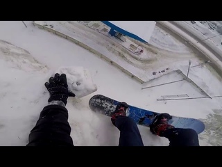 Snowboarder almost falls to his death, close call - 985628