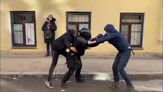 Драка полицейского сразу против двух предателей , Питер