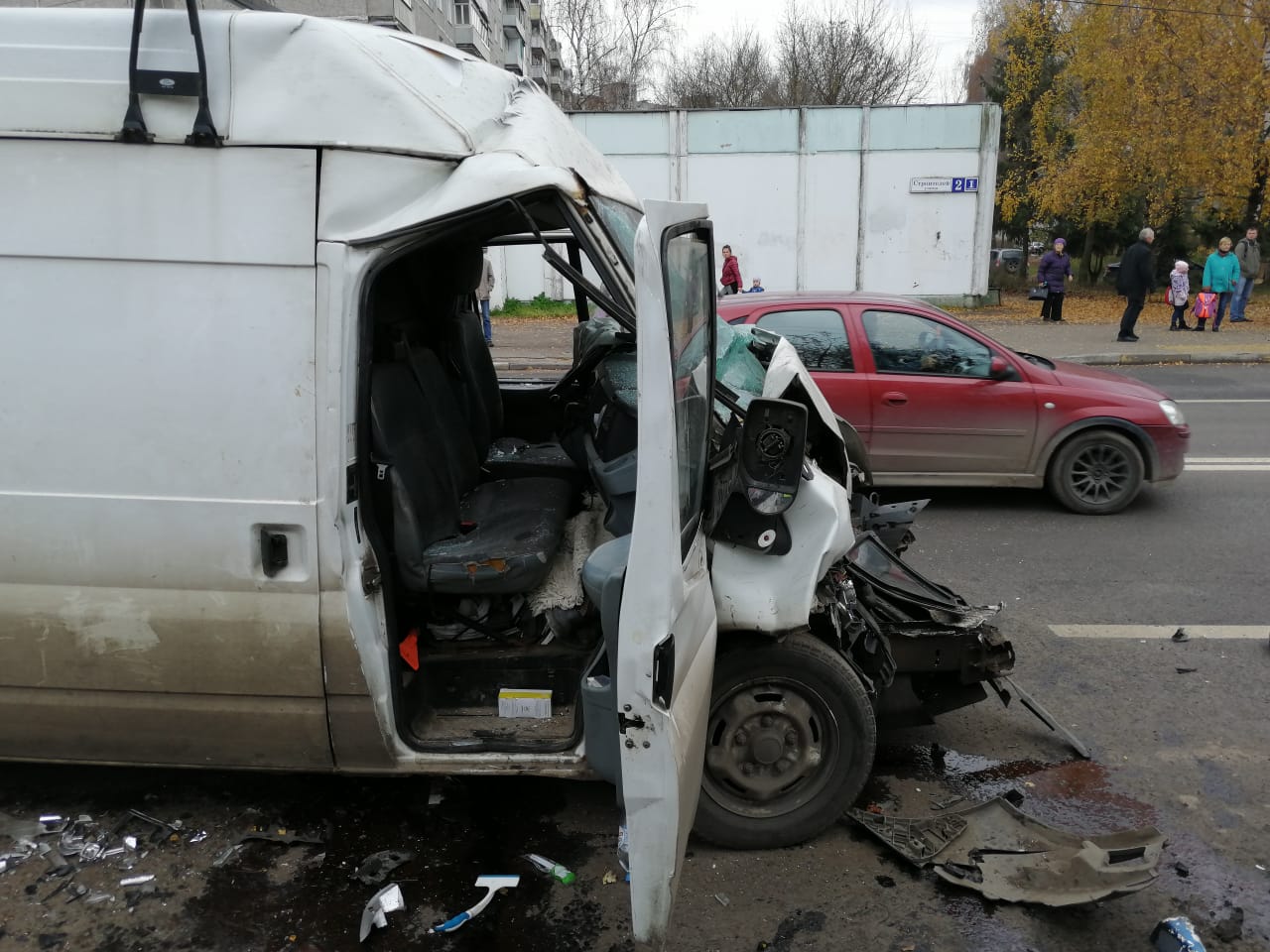 В Твери форд влетел в троллейбус Это картинка