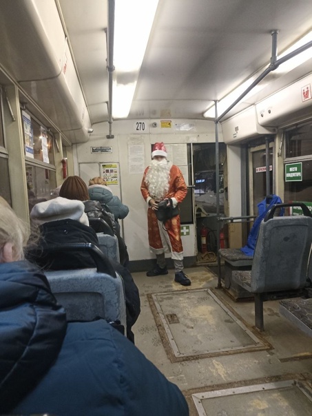 В Смоленских трамваях "дедоморозовская" атмосфера.Фото: Ольга Пархоменко