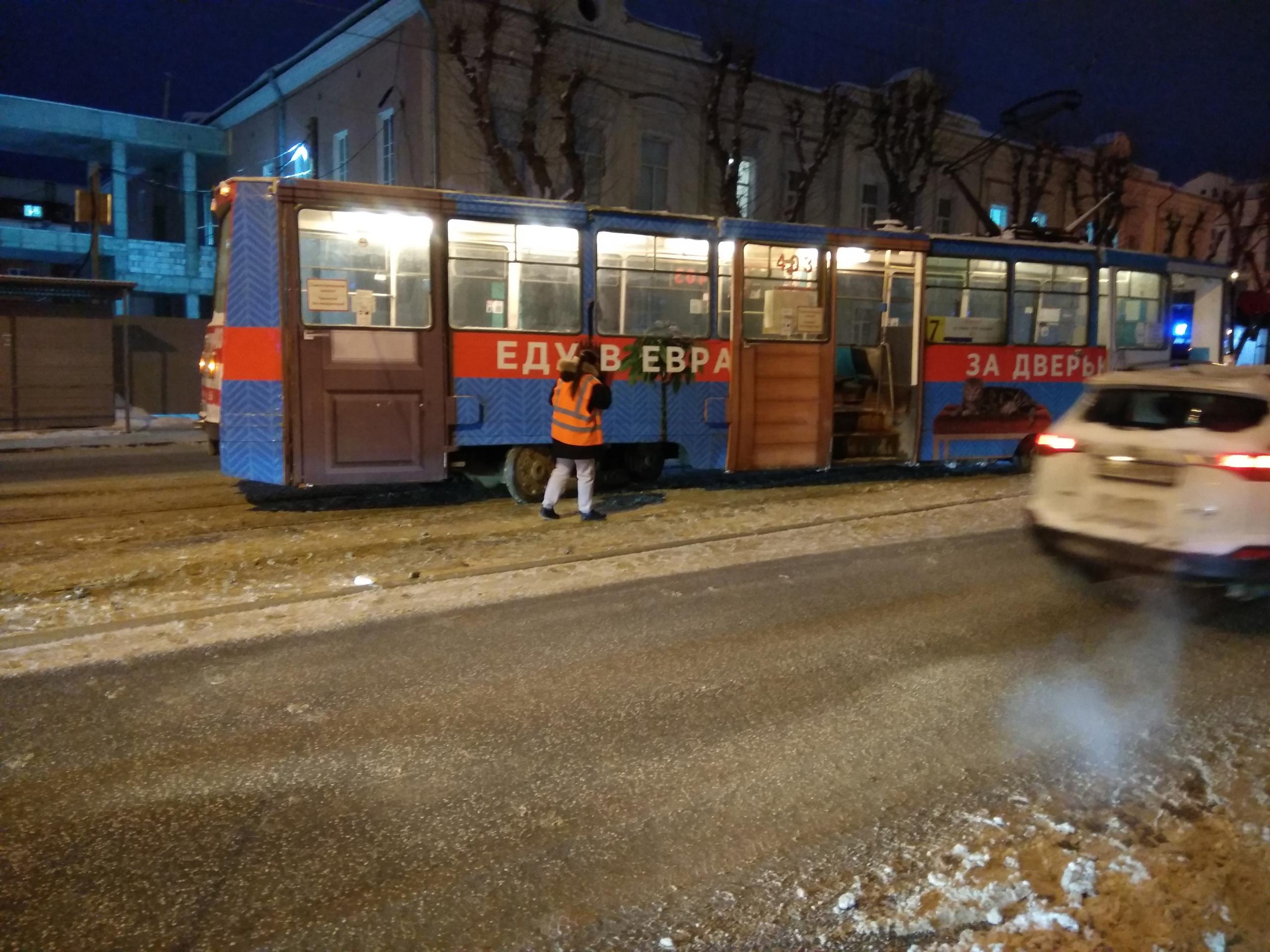В Перми на Ленина трамвай сошел с рельсов Это картинка