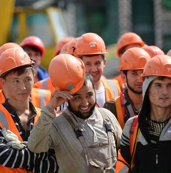 России нужно бороться за мигрантов, заявили в РАН...