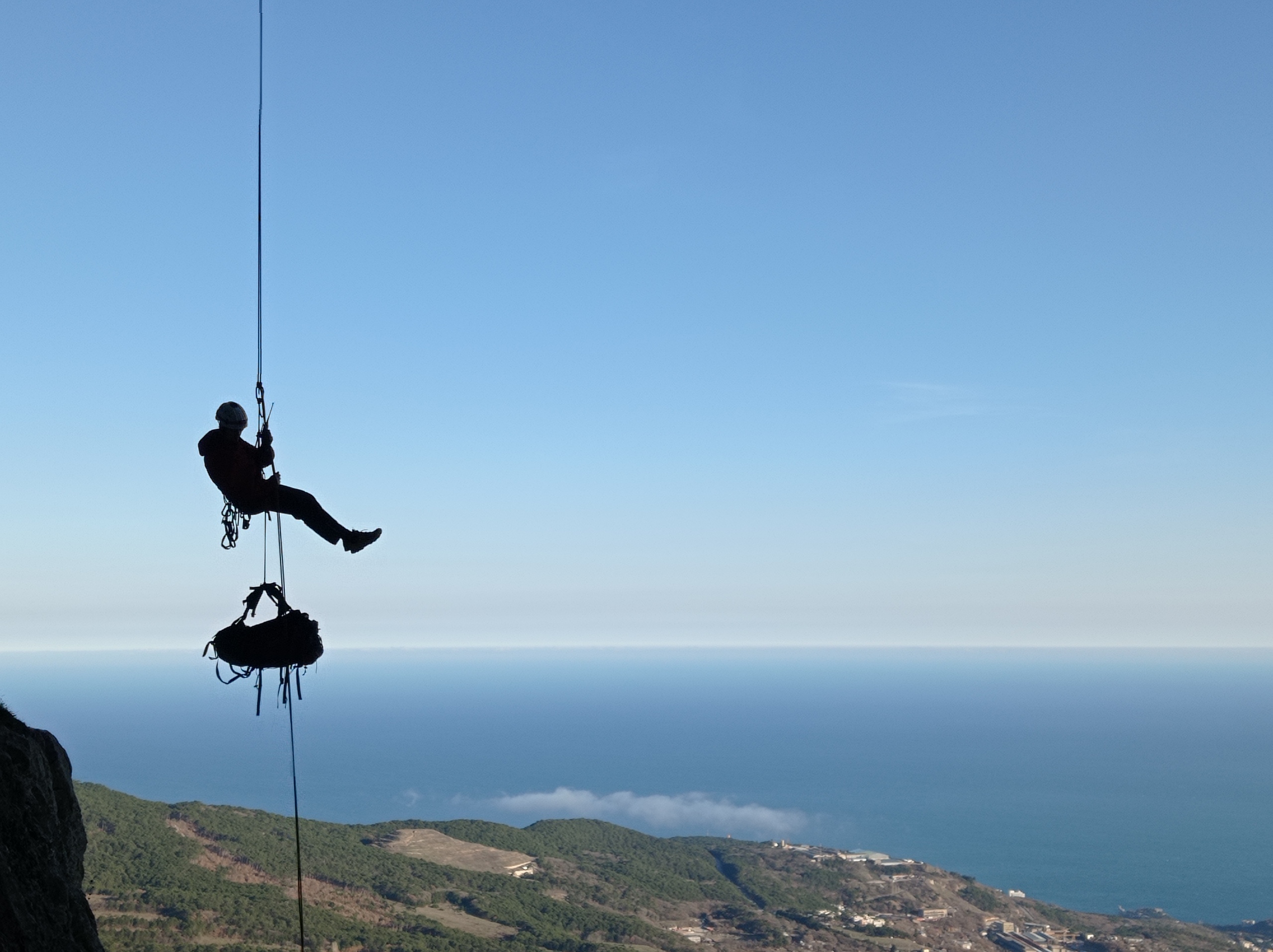 Спуск через Мисхорские гроты с плато Ай-Петри. Спуск через Мисхорские гроты с плато Ай-Петри.