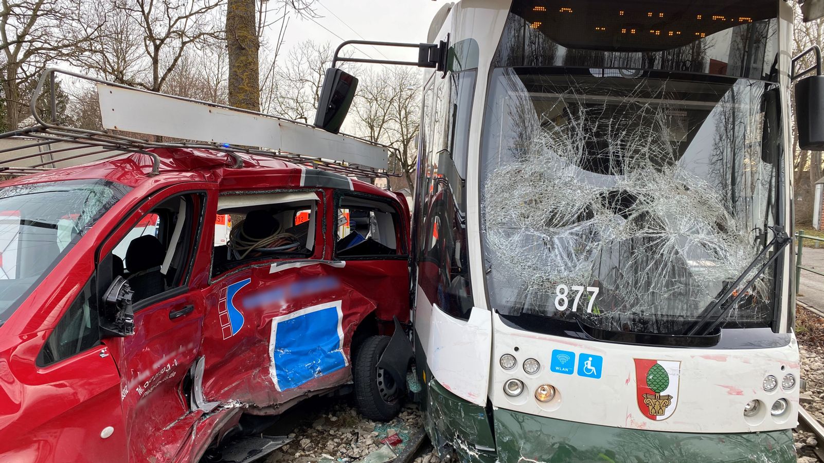 В Аугсбурге 30января трамвай сошел с рельс после столкновения с микроавтобусом Это картинка