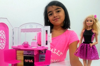 Kz ocuk oyuncaklar: Barbie giydirme oyunu. Barbie'ye parti iin kyafet seiyoruz Trke izle!