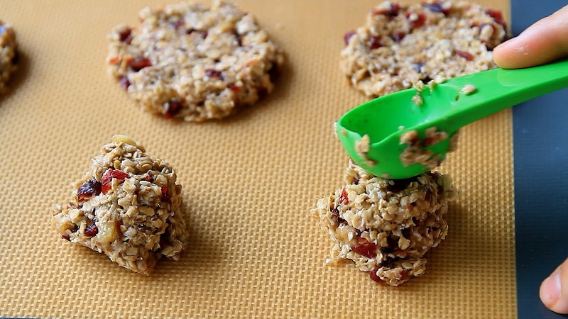 2 Bananas and 1cup of oats. Only 3 ingredient snack ready in 3