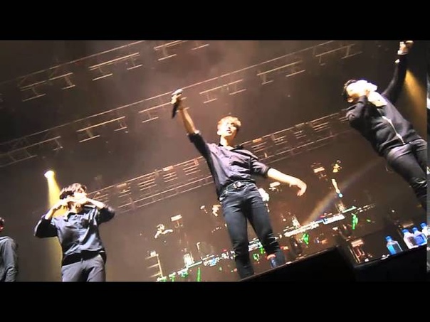 FANCAM LIVE ON EARTH 2016 MEXICO AWAKE singing in